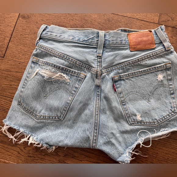 Levi’s 501 distressed Denim Shorts - Picture 3 of 3